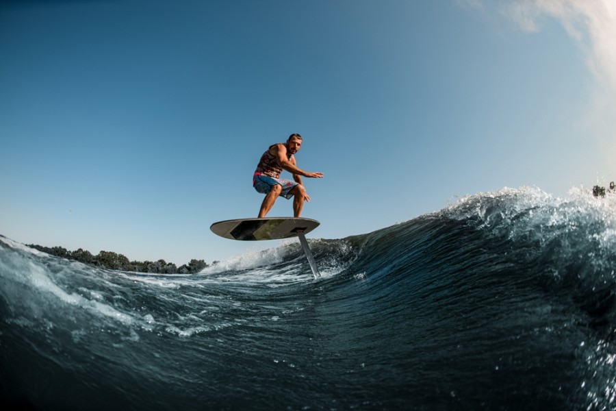 Découvrez l'univers du foil surf : maîtriser les vagues autrement