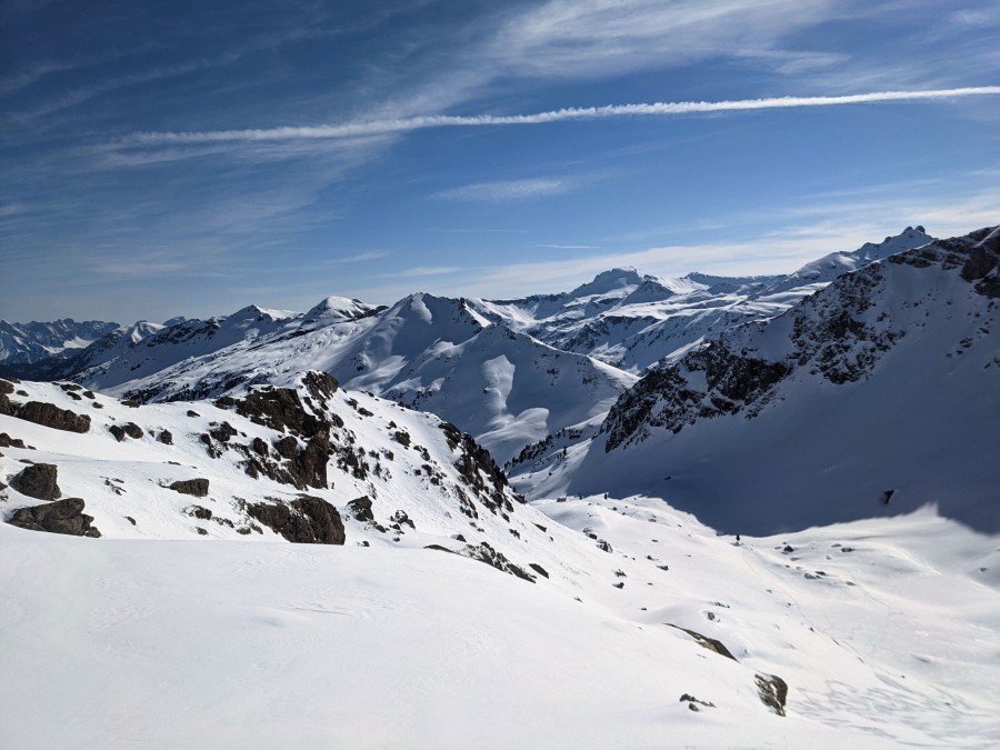 Quelles sont les caractéristiques des montagnes dans les Alpes suisses ?