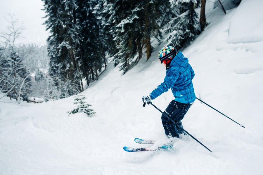 Quelles sont les techniques pour skier sur de la neige fraîche ?