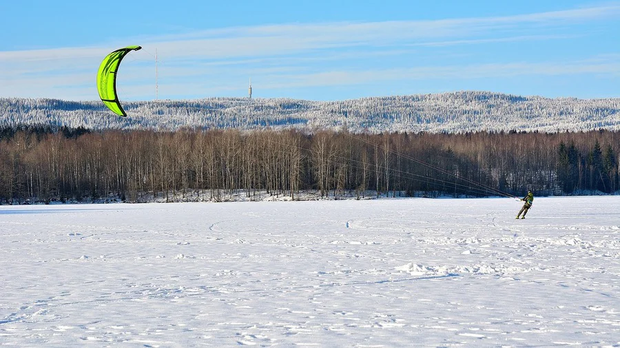 Pourquoi le snow kite est-il le sport de glisse à découvrir ?